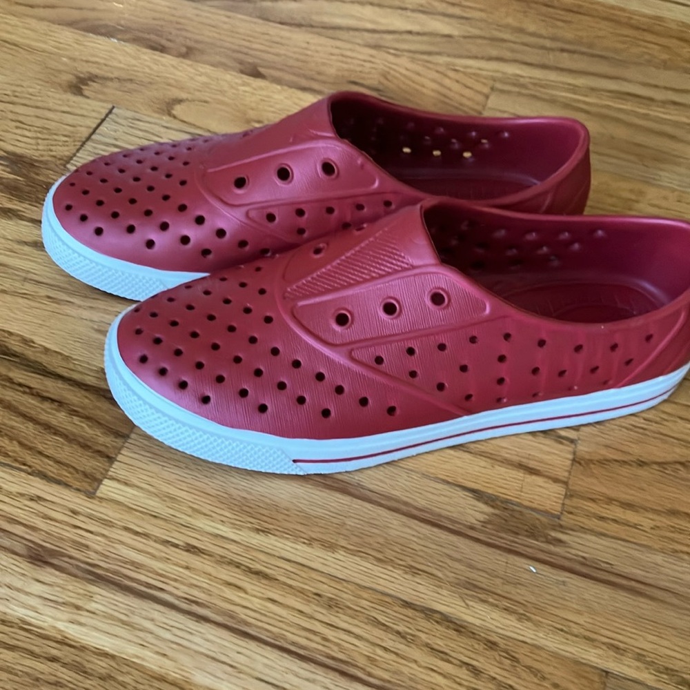Pex women’s slip on water shoe sneaker red/white